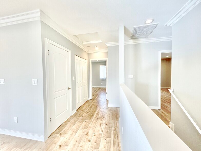 Building Photo - 4463 1/2 Rosewood Ave