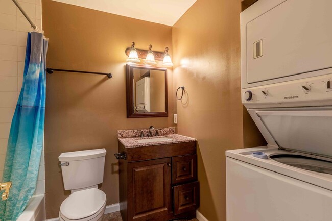 Building Photo - Updated 2 Bedroom 1.5 Bath in Goshen Valley!