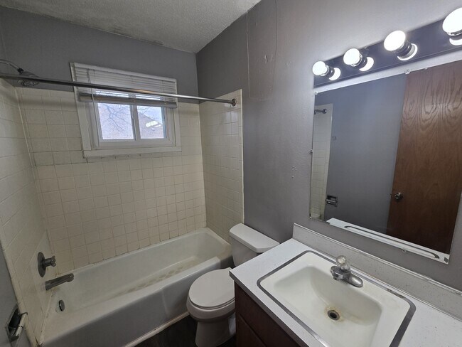 Building Photo - 811 W 3rd St