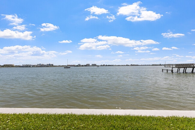 Building Photo - 4775 Cove Cir