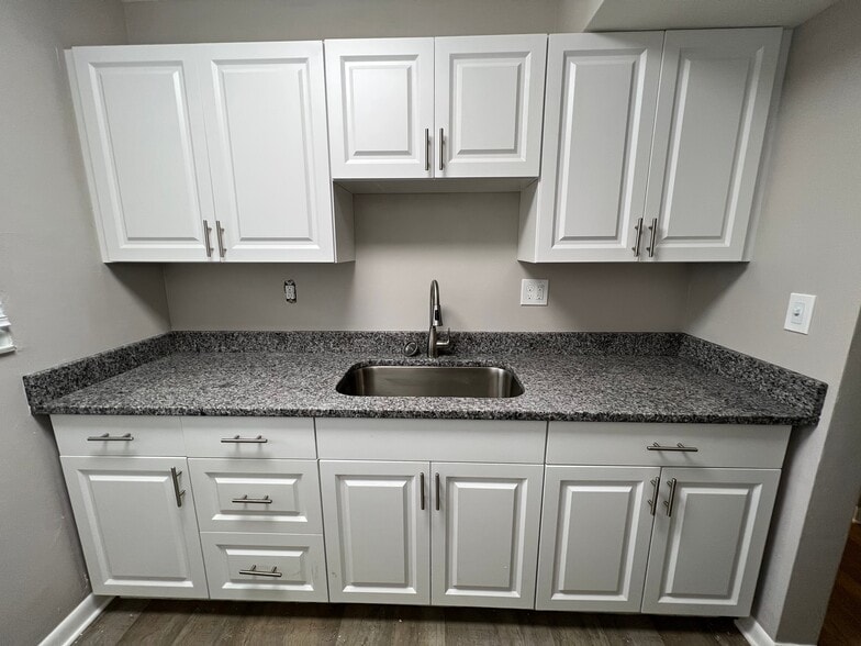Building Photo - 1 Bed/1 Bath - Unit 7