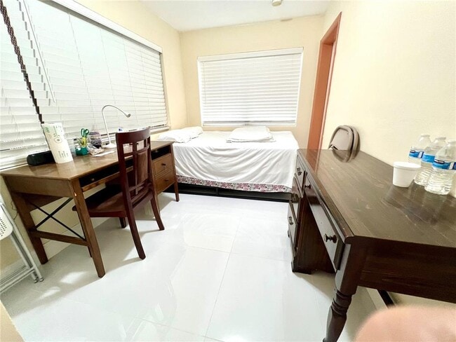 Building Photo - 5009 Deauville Dr