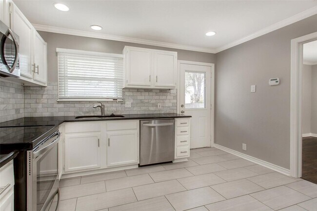 Building Photo - 570 Bondstone Dr