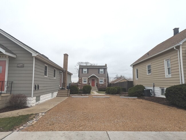 Building Photo - 1708 N Center St