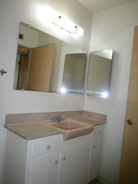 Building Photo - 3 Bedrooms/2 Bathrooms Single Story Home i...