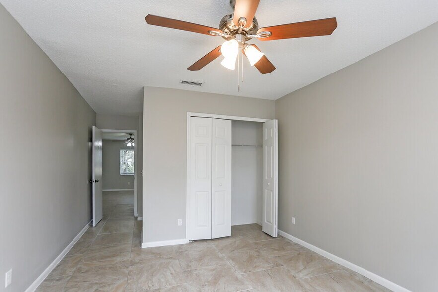 Building Photo - 224 Regal Park Dr