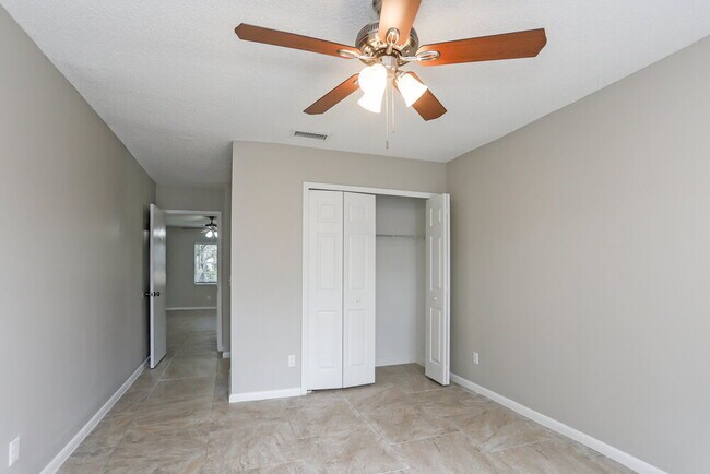 Building Photo - 224 Regal Park Dr