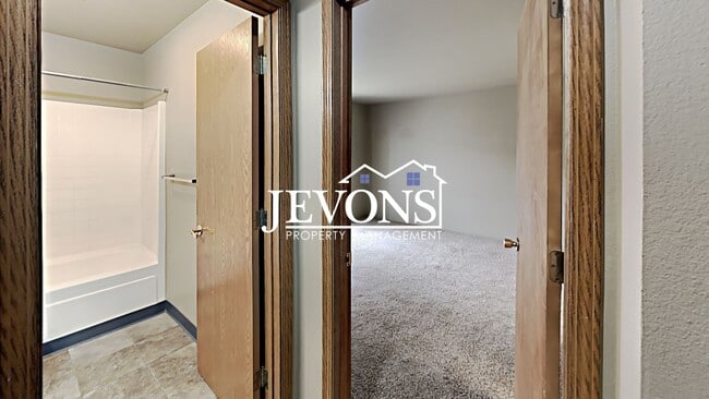 Building Photo - Beautiful duplex near I-823 with flexible ...