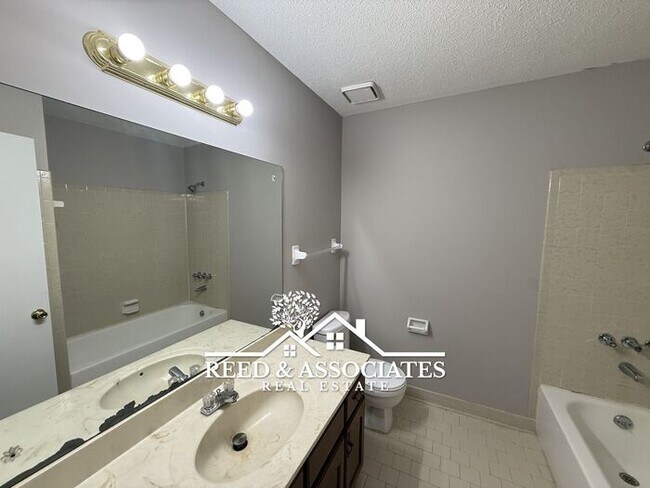 Building Photo - Charming Home Located in Quiet Cove!