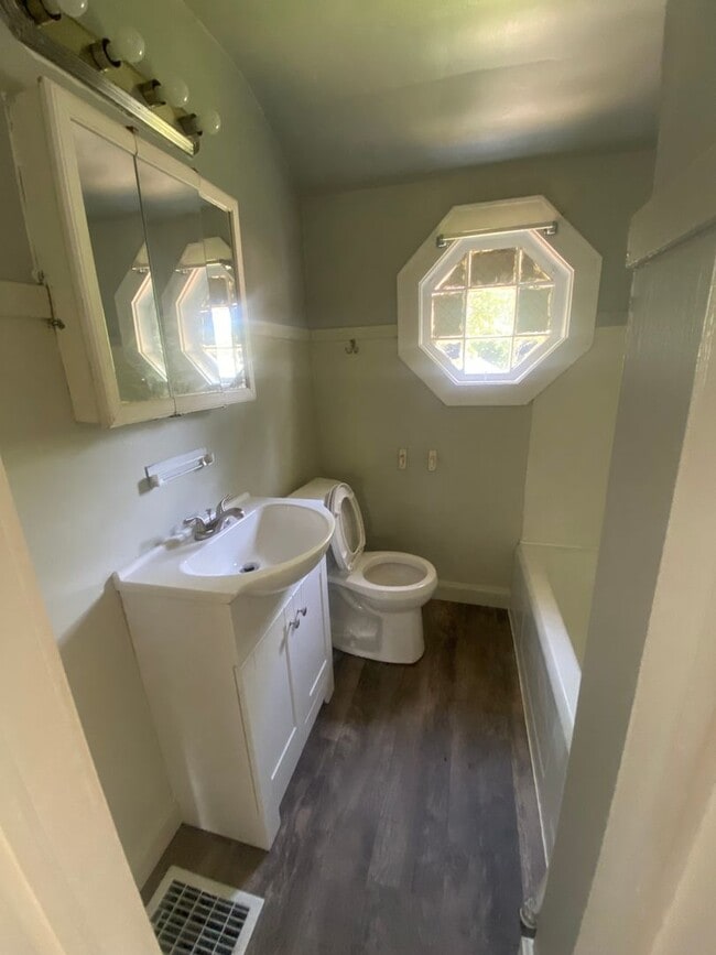 Building Photo - Charming 4-Bedroom Home with Sunroom, Fenc...