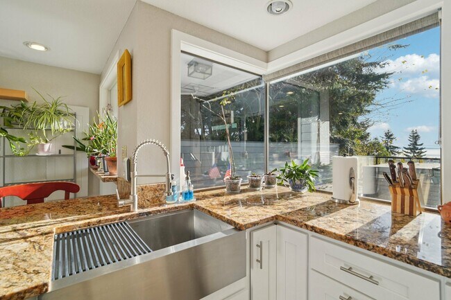 Building Photo - 5408 Sunset Ave