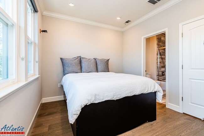 Building Photo - Gorgeous Condo | Premium Materials