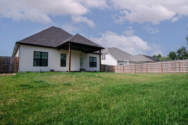 Building Photo - Pet Friendly Four Bedroom with Bonus!