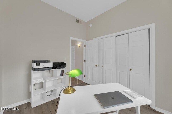 Building Photo - 1121 Regal Ridge Dr