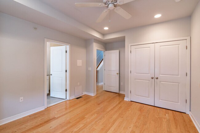 Building Photo - Five Bed Manayunk Apartment