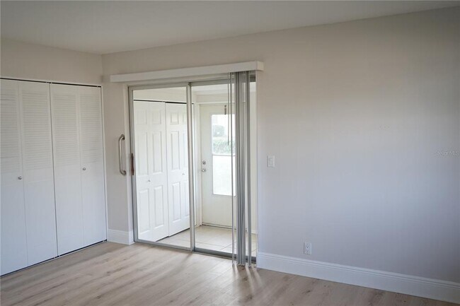 Building Photo - 1802 Bedford Terrace