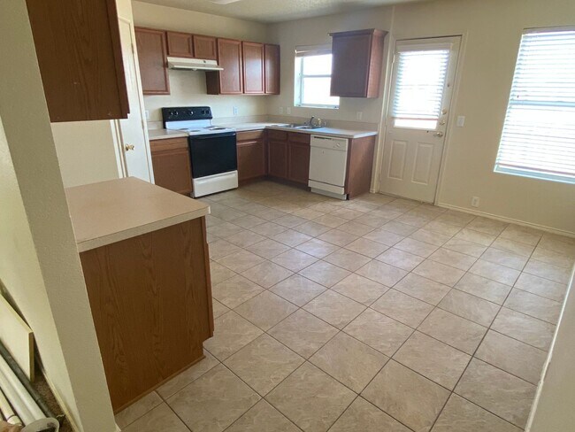Building Photo - Spacious 4 bedroom house with fenced yard