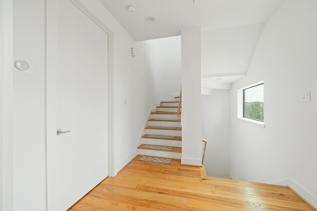 Building Photo - 2239 N MacGregor Way