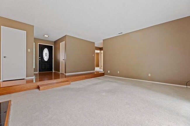 Building Photo - 4 Bedroom / 2 Bathroom Home for Rent $2,700