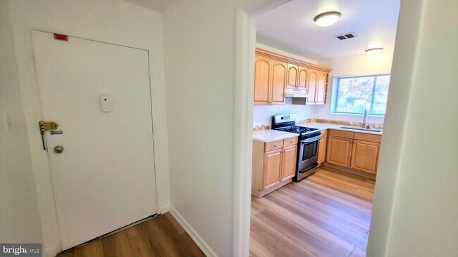 Building Photo - 10636 Montrose Ave