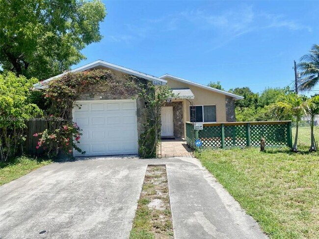 Building Photo - 3 bedroom in Hollywood FL 33023