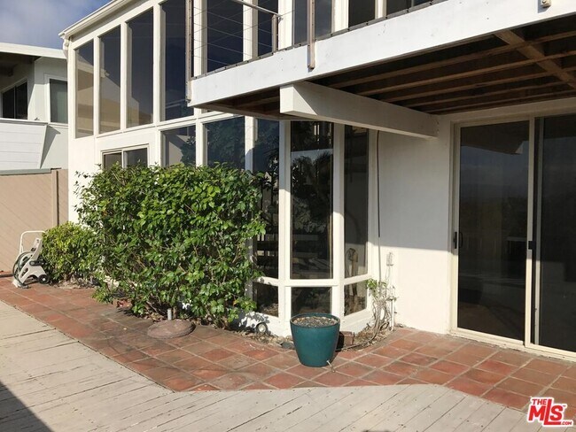 Building Photo - 241 Rees St