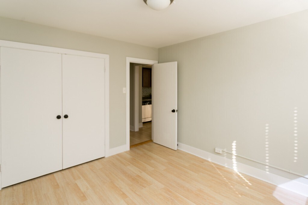 Building Photo - 429 W Wellington Ave