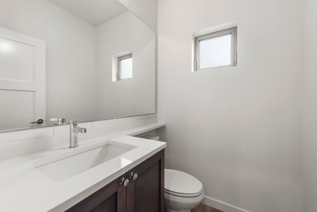 Building Photo - Modern 3 Bed 3.5 Bath Townhome with Garage, Balcony and Fenced Yard Near Light Rail