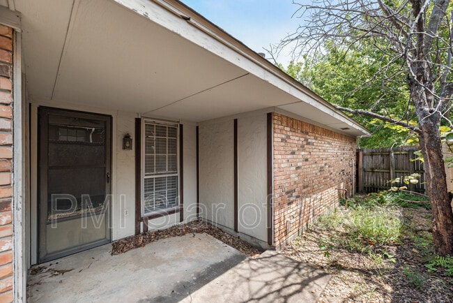 Building Photo - 2130 Teakwood Ln