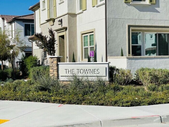 Building Photo - 30316 Town Square Dr