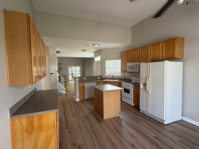 Building Photo - WOODBRIDGE POINTE