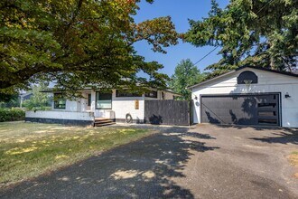 Building Photo - 2 bedr + Bonus Room / Large yard and garage.