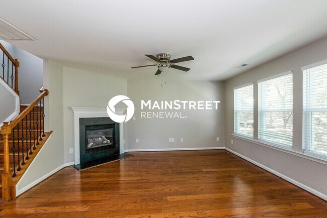 Building Photo - 3 Bedroom Pet-Friendly Home in Charlotte, NC with Main Street Renewal