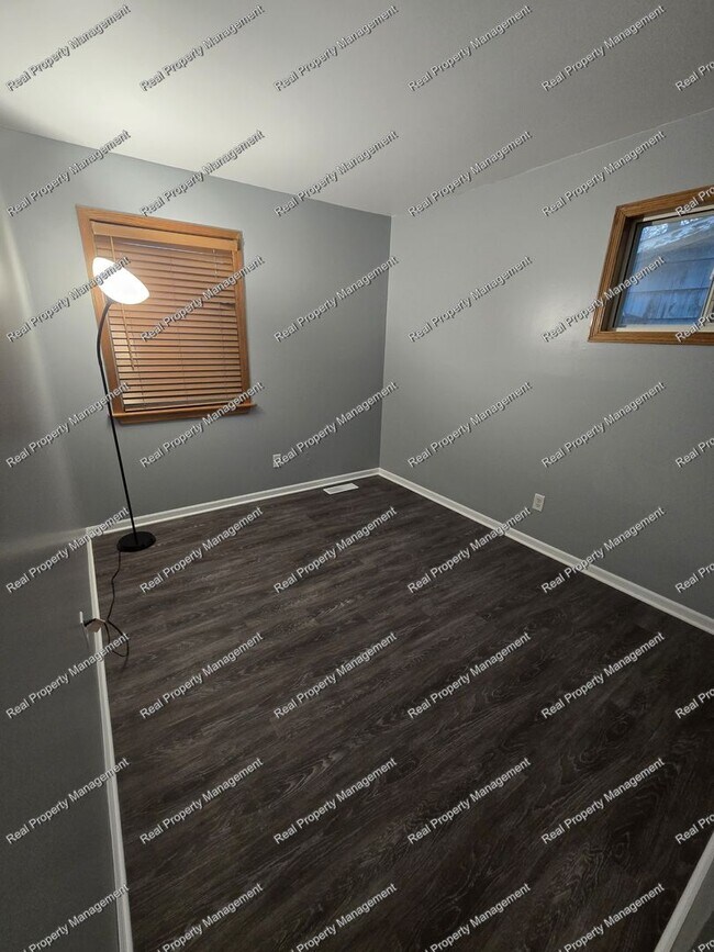 Building Photo - Three Bedroom Ranch