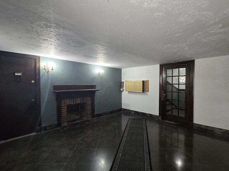 Building Photo - 907 Elmwood Ave