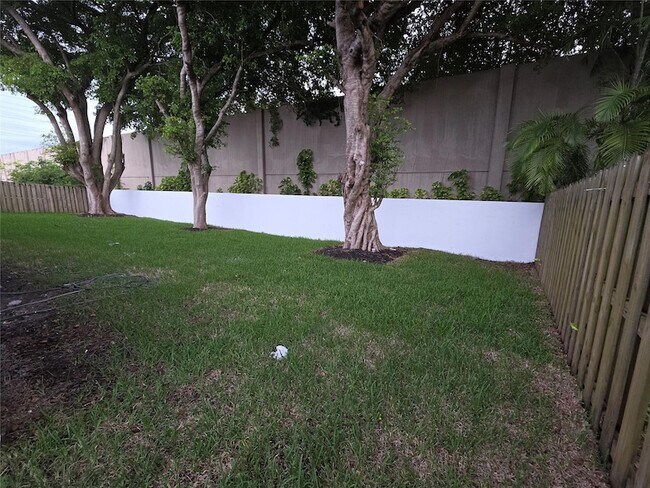 Building Photo - 6701 W Wedgewood Ave