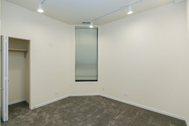 Building Photo - 2324 N Clark St