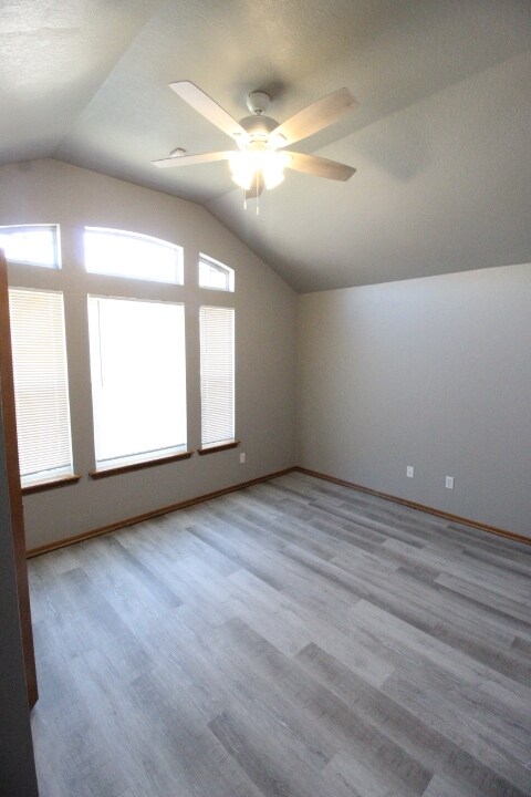 Building Photo - 620 Eastview Dr