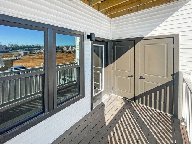 Building Photo - $200 OFF FIRST MONTH'S RENT! Luxury 2 Bedr...