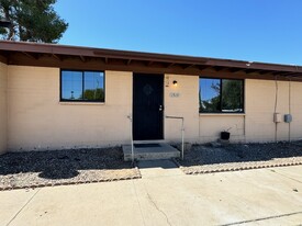 Building Photo - 1519 W Roger Rd