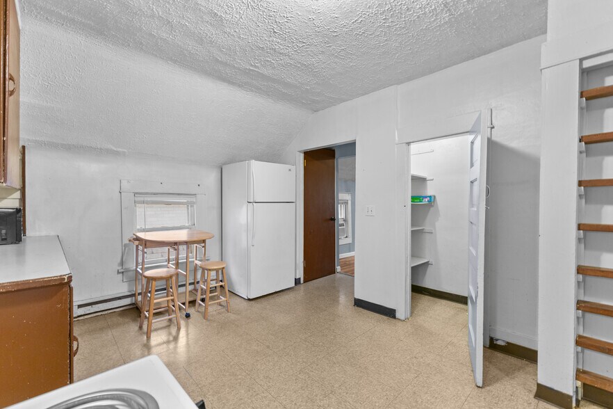 Building Photo - 922 Dakin St