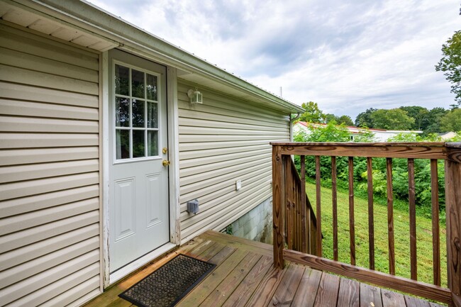 Building Photo - Charming home in the center of Lafayette!