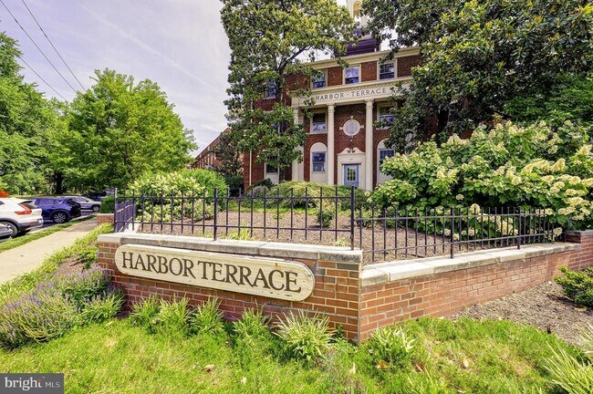 Building Photo - 1403 E Abingdon Dr