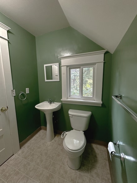 Building Photo - 8450 SE Harney St