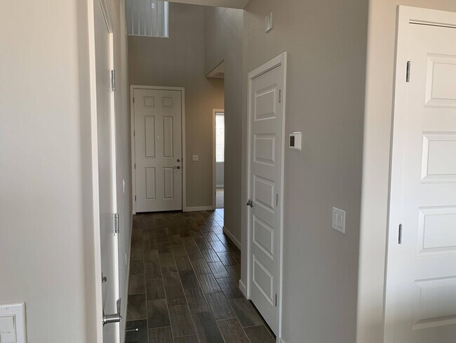 Building Photo - 715 N Sparrow Dr