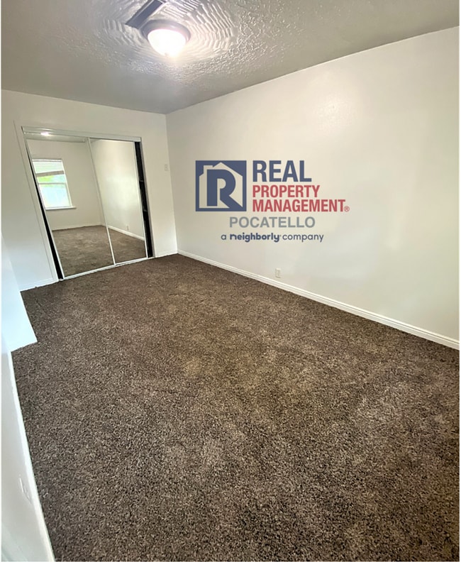 Building Photo - 3 bedroom 1 bath home - Dogs negotiable with additional fees