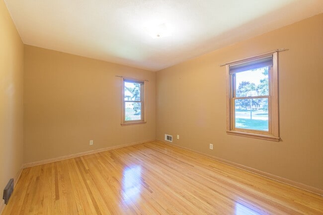 Building Photo - Must see home in mendota heights, huge lot...