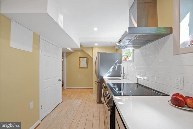 Building Photo - 5929 Avon Dr