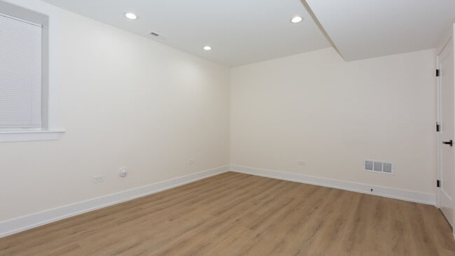 Building Photo - 2036 N Hoyne Ave