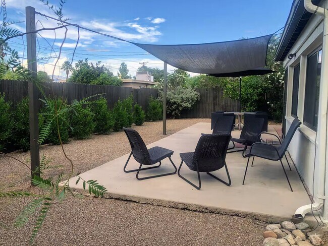 Building Photo - A true Tucson style home near the University of Arizona main campus! Must See!